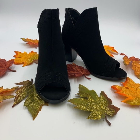 Laser Detailed Chunky Heel Peep Toe Booties - Picture 5 of 8